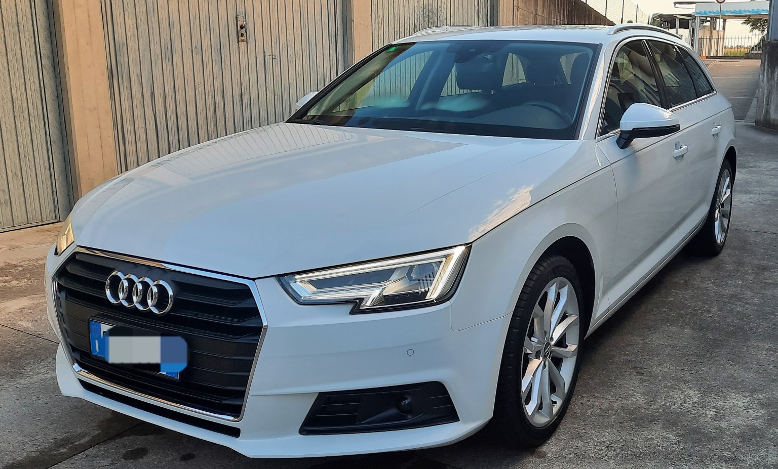 Audi A4 Avant bianca, vista anteriore laterale