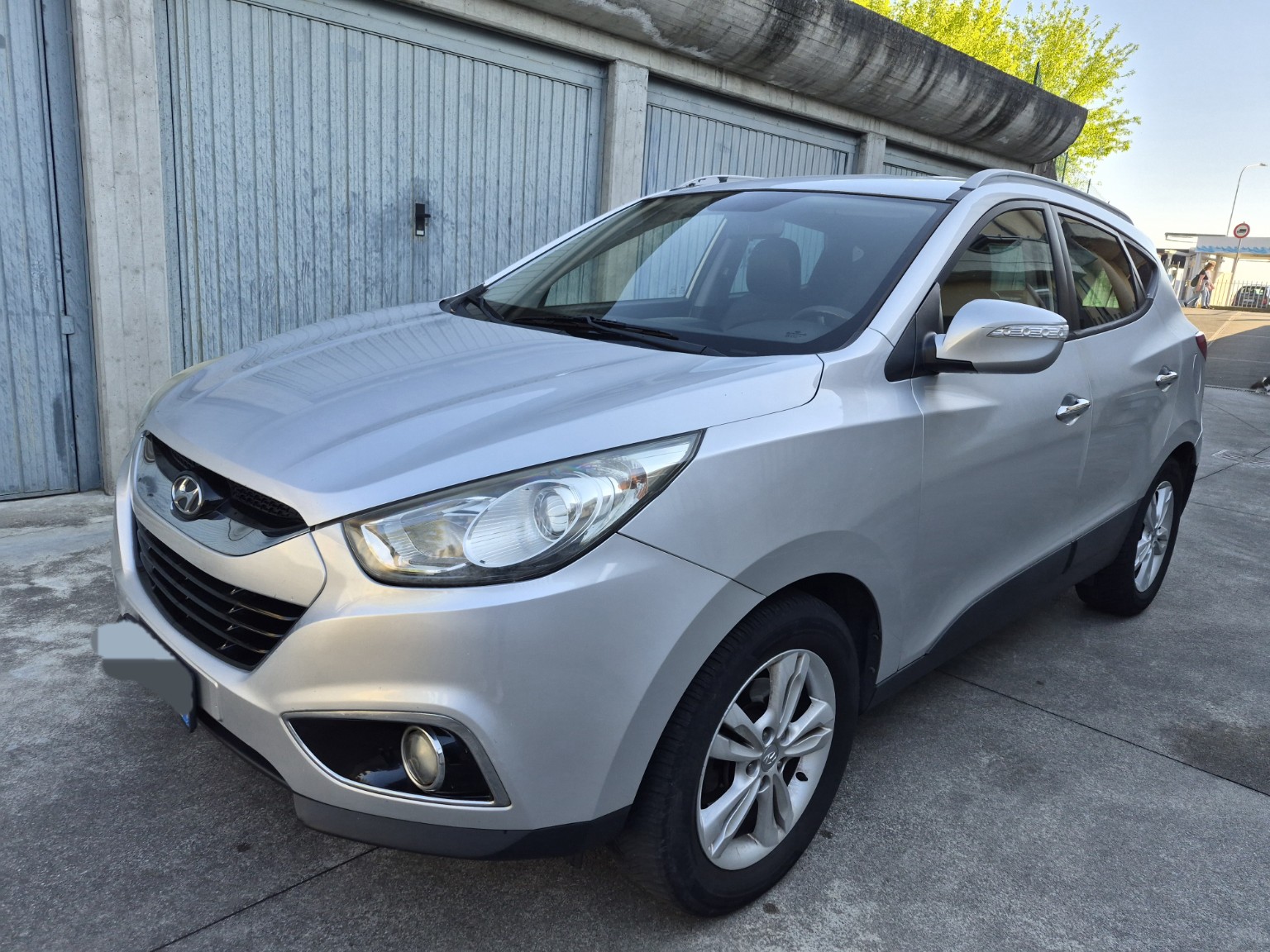 Hyundai ix35 argento, vista anteriore a tre quarti