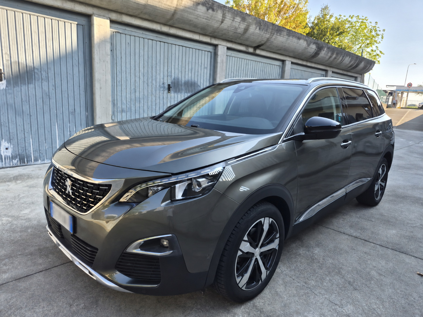 Peugeot 5008 Allure grigia, vista anteriore laterale
