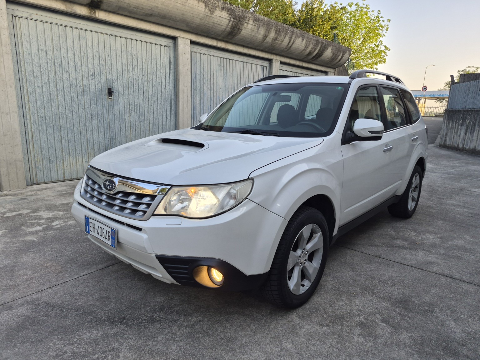 Subaru Forester blu, prima vista