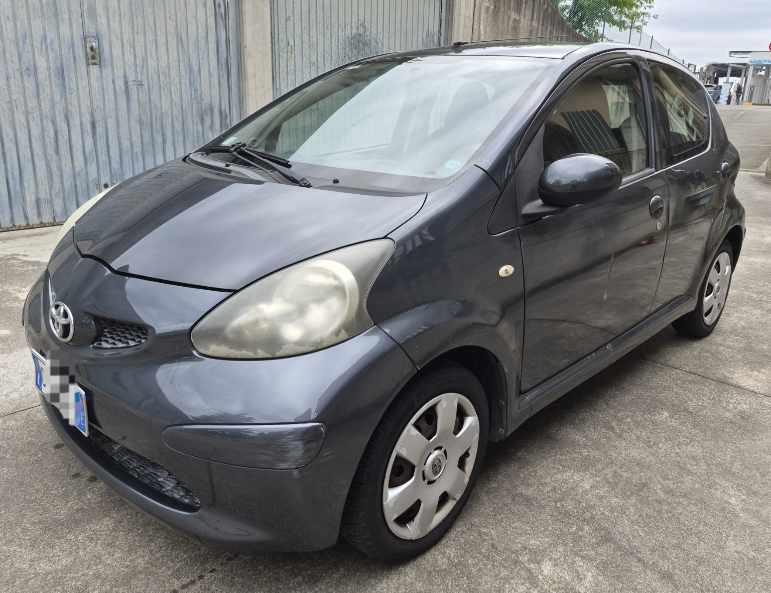 Toyota Aygo grigia, vista anteriore a tre quarti