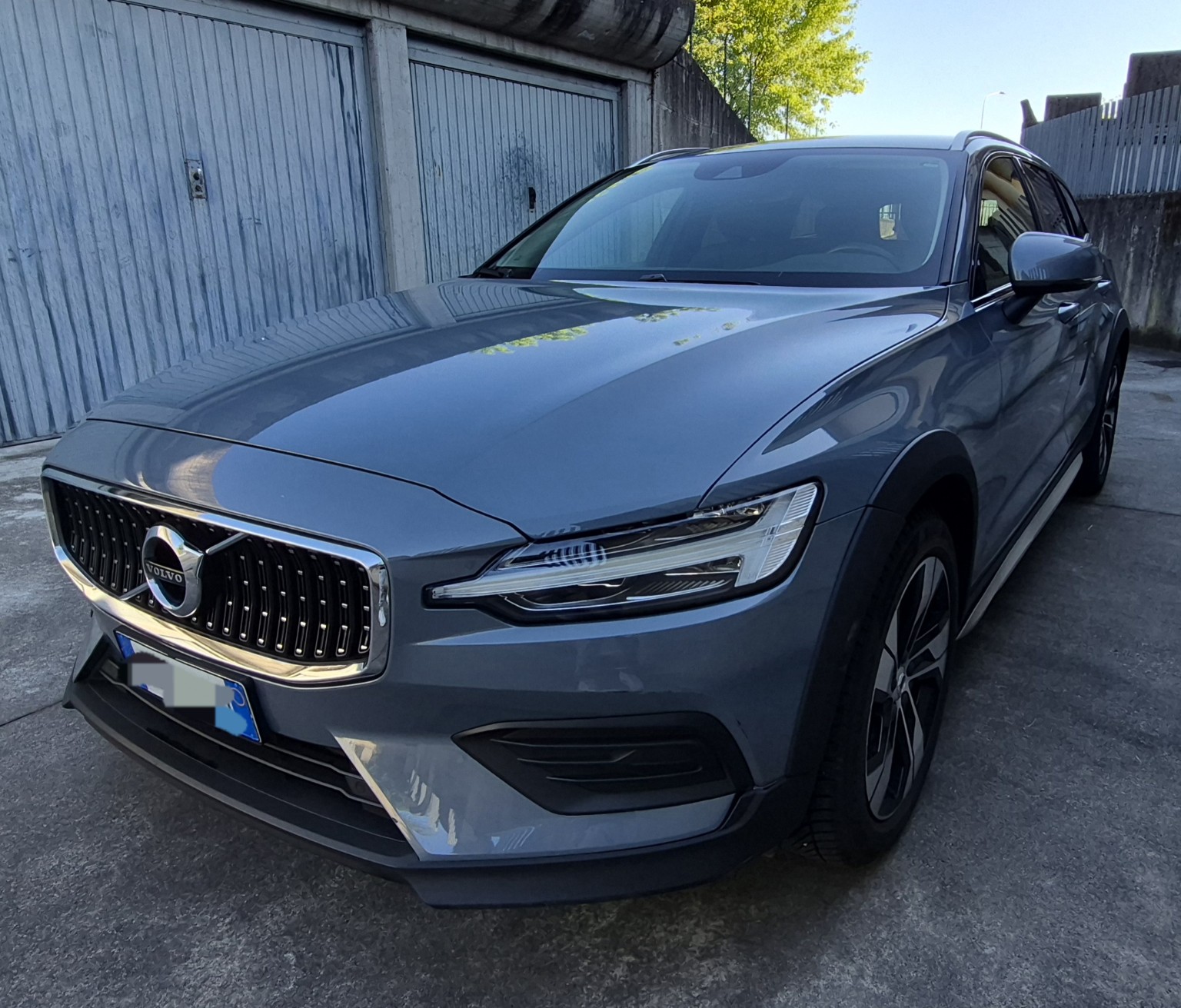 Volvo V60 Cross Country grigia, vista anteriore a tre quarti